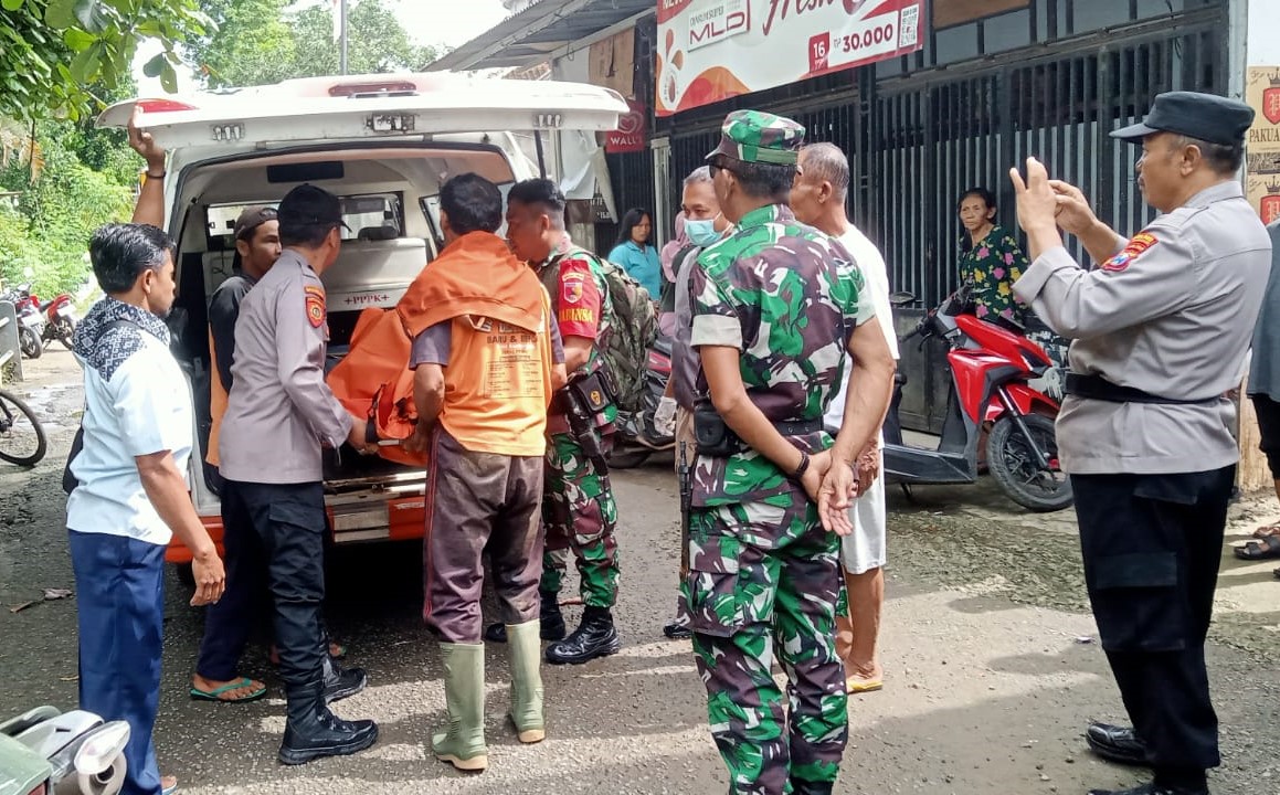 TNI-Polri Sigap Evakuasi Korban di Sungai Desa Duren, Trenggalek
