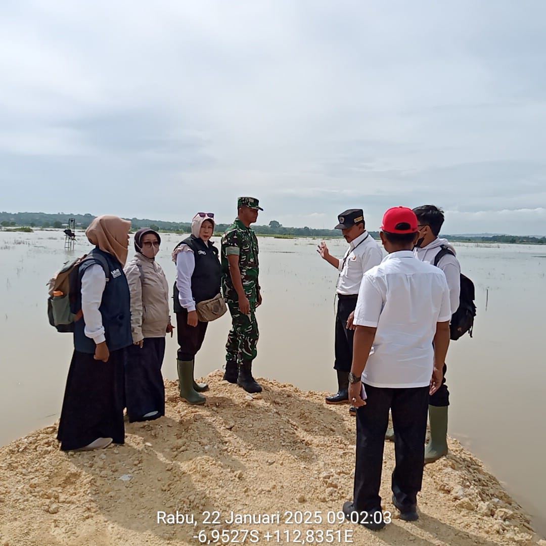 Babinsa Dampingi Kadistan Tinjau Lokasi Persawahan Terdampak Banjir di Arosbaya
