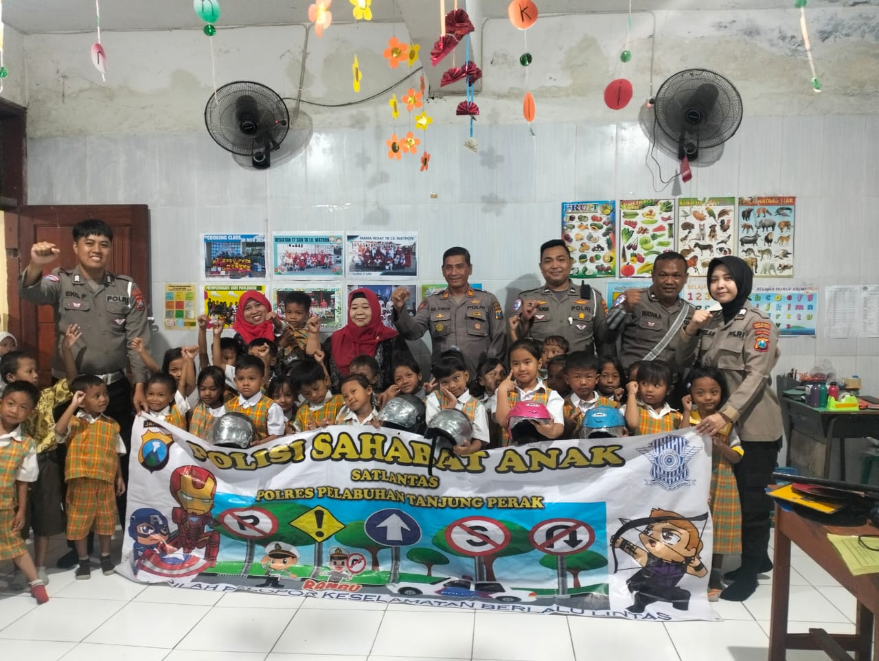 Polisi Sahabat Anak Satlantas Polres Pelabuhan Tanjung Perak Ajak Anak TK Lil Wathon Kenal Lalu Lintas Sejak Dini