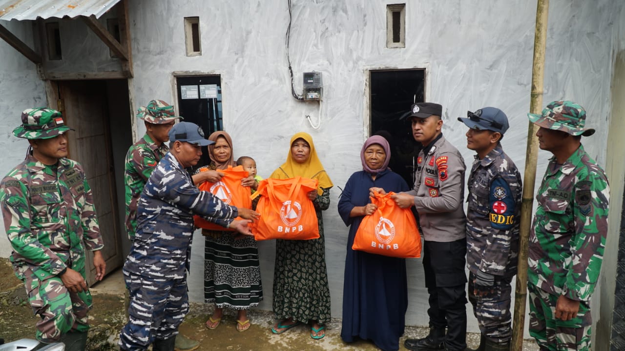 PRAJURIT LANAL TEGAL BAGIKAN OBAT-OBATAN KEPADA WARGA TERDAMPAK TANAH LONGSOR PEKALONGAN*  (Penerangan TNI AL Tegal)
