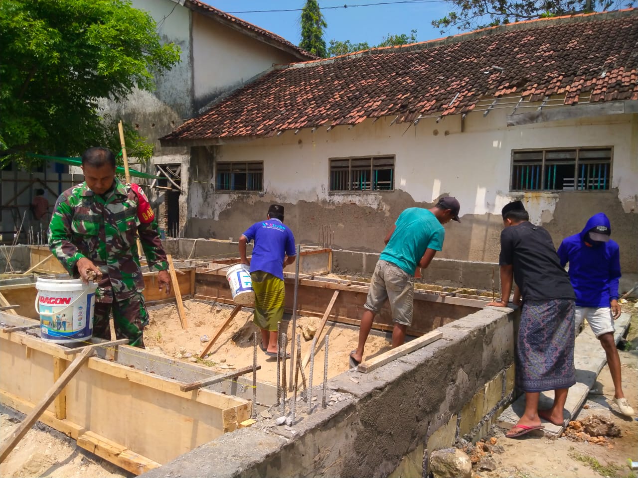 Babinsa bantu warga bangun PAUD ponpes Attahririyah