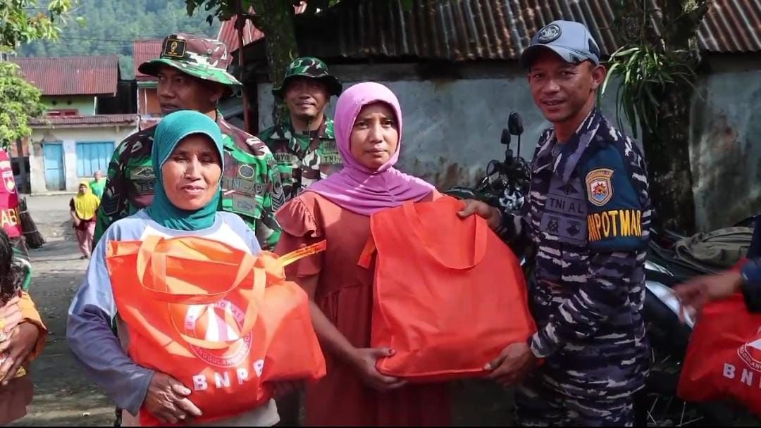 TNI AL Terjunkan Tim Kesehatan Untuk Masyarakat Sekitar Terjadinya Bencana Tanah Longsor di Pekalongan