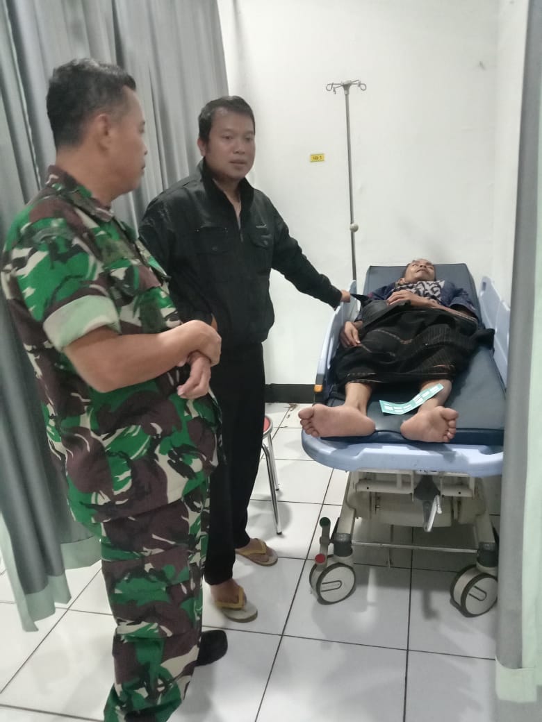 Anggota Jaga Kodim 0719/Jepara Evakuasi Marbot Masjid Nurul Qodim ke RSUD Kartini