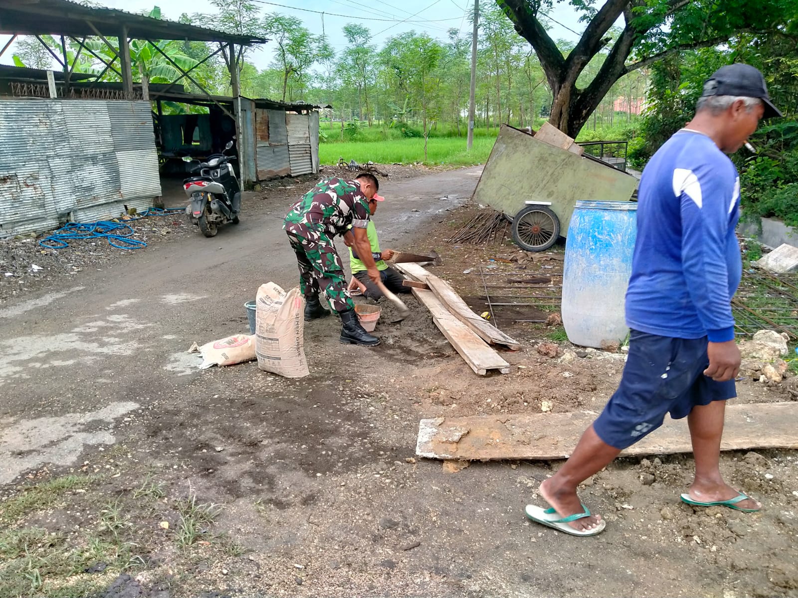 Babinsa Bersama Warga Kampung Torpong Bangun Infrastruktur Desa