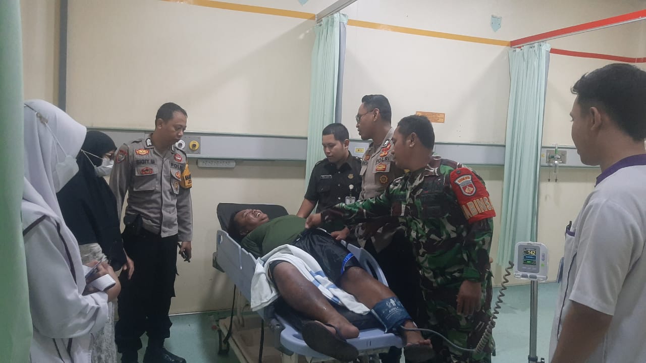 Babinsa Kodim 0719/Jepara Bersama Masyarakat Evakuasi Warga ODGJ ke RSUD RA. Kartini Jepara