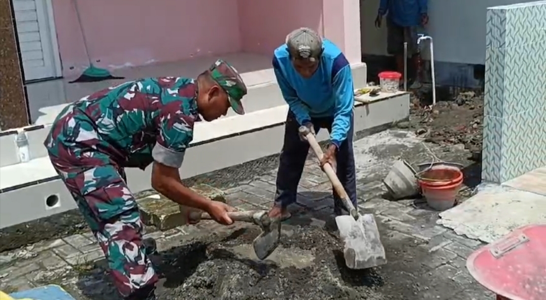 BABINSA KORAMIL 0817/03 KEDAMEAN TURUT SERTA DALAM KARYA BAKTI PEMBUATAN POLINDES DI DESA KATIMOHO