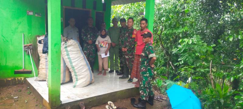 Ibu Renta di Desa Sumosari Terima Bantuan dari Program “Dompet Peduli Kodim 0719/Jepara”