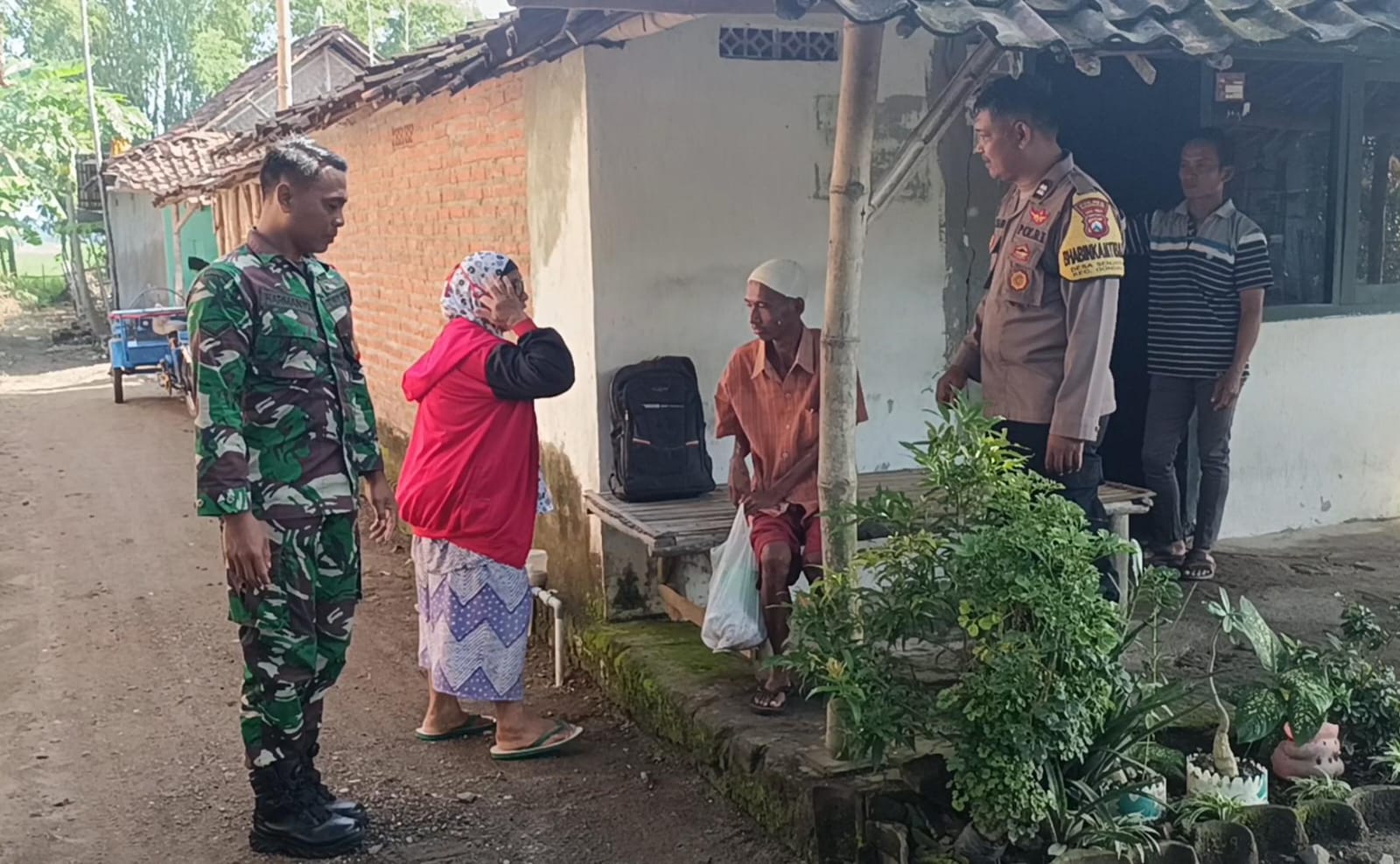 Bhabinkamtibmas Polsek Gondang Bantu Evakuasi ODGJ yang Meresahkan Warga Desa Senjayan