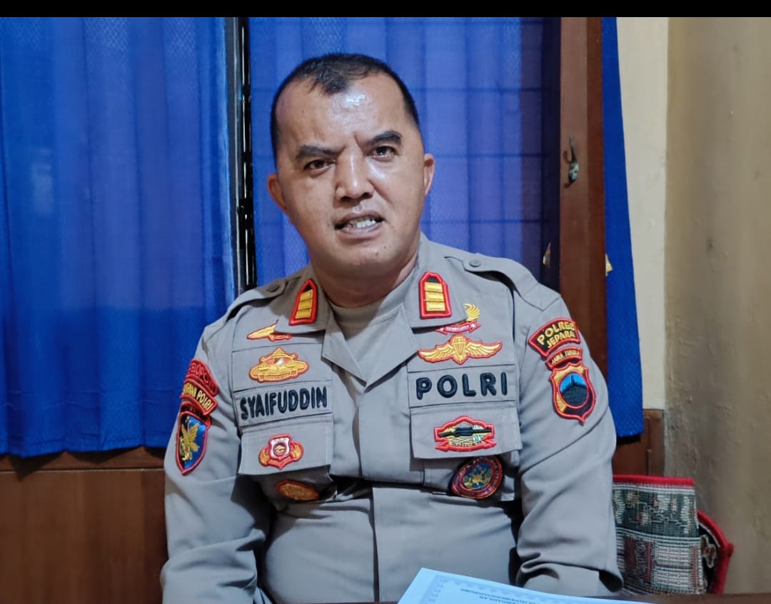 Satpol Airud Polres Jepara Himbau Nelayan untuk Tidak Melaut Saat Ombak Besar