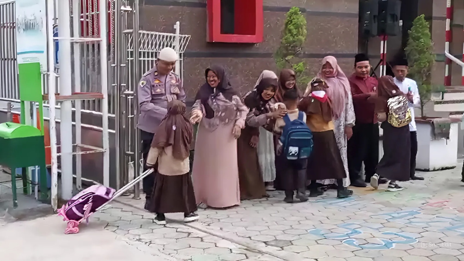 Iptu Hani Purwanto, seorang Polisi di Tegal Kota Buktikan Polisi Bisa Jadi Agen Perubahan Melalui Pendidikan