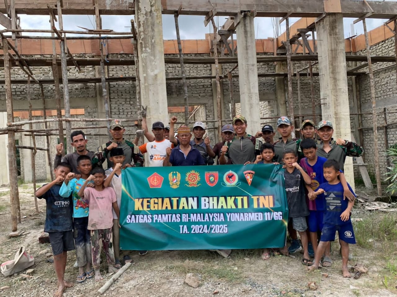 Semangat Kebersamaan Satgas Pamtas Yonarmed 11 Kostrad Bersama Warga Bangun Masjid Al-Nurul di Sekaduyan Taka, Nunukan