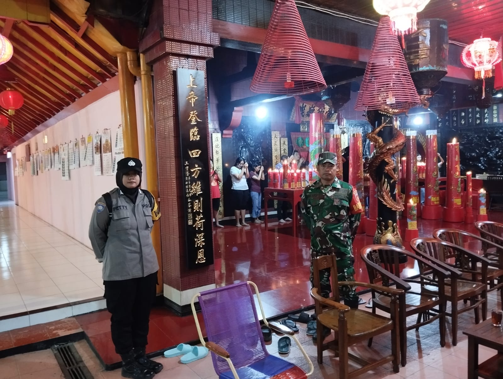 Babinsa Kodim 0719/Jepara Berikan Pengamanan Upacara Sembahyang di Klenteng Welahan