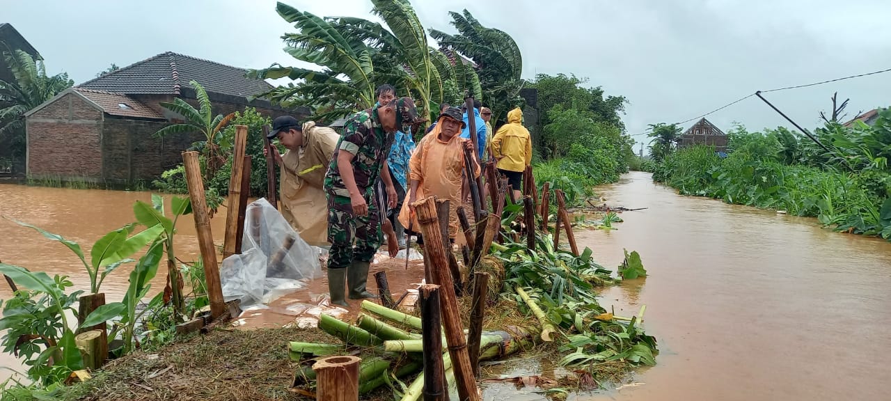Pelda Kasyono Anggota Kodim 0719/Jepara, Bantu Warga Perbaiki Tanggul Jebol di Desa Kuanyar, Mayong