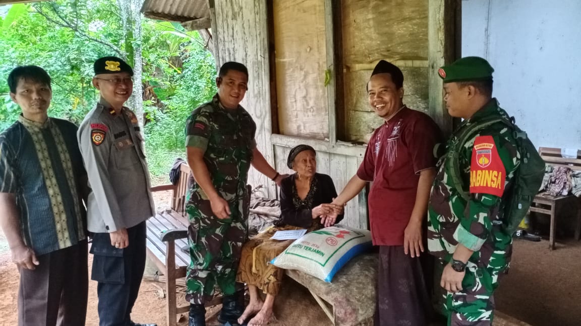 Nenek 82 Tahun di Pakis Aji Terima Bantuan Program “Dompet Peduli Kodim 0719/Jepara”