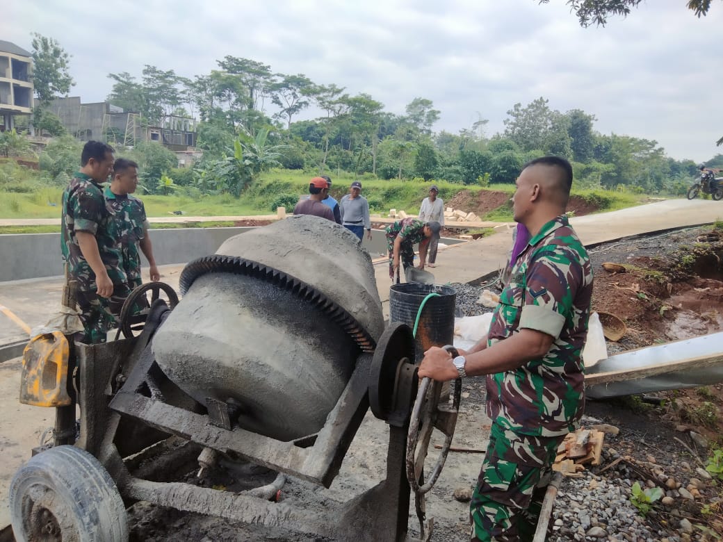 Memperkuat Hubungan Emosional, Babinsa Kodim 0719/Jepara Bersama Koramil 11/Tahunan Laksanakan Karya Bakti Pengecoran Jalan di Desa Senenan