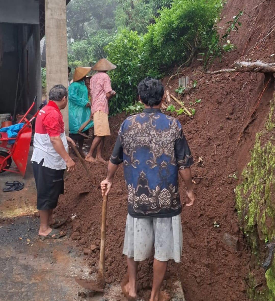 Babinsa Kodim 0719/Jepara Bersama Warga Desa Jugo Bantu Bersihkan Longsor di Kecamatan Donorojo