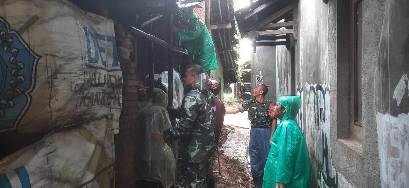 Anggota Kodim 0719/Jepara dan Warga Kalipucang Wetan Gotong Royong Bersihkan Rumah Warga Terdampak Bencana