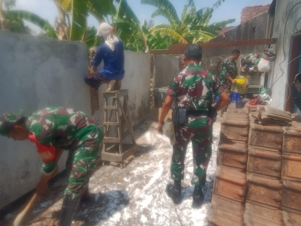 Babinsa Kodim 0719/Jepara Bersama Warga Gotong Royong Bangun Rumah di Desa Clering