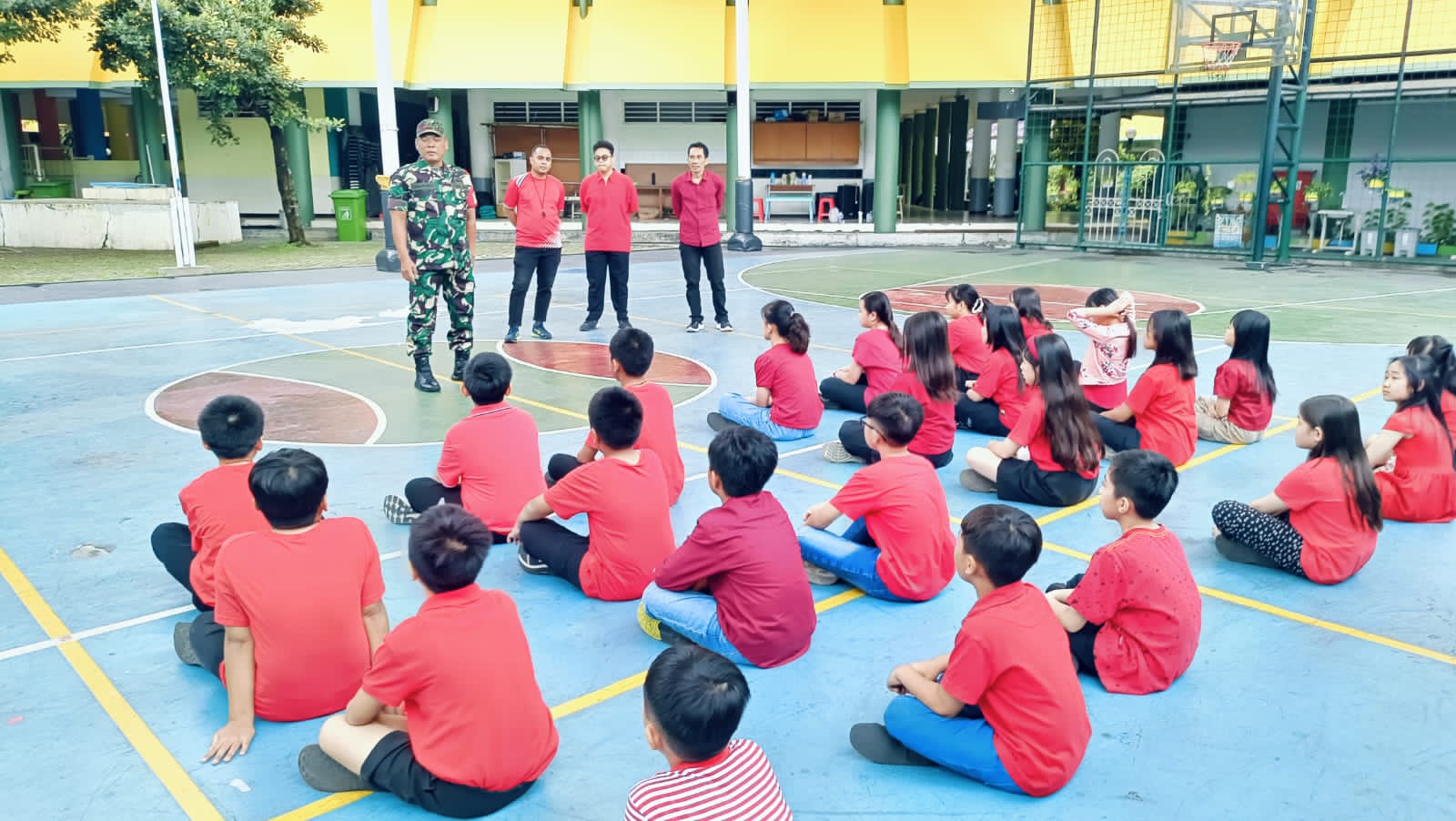 Anggota Koramil 0830/10 Sukolilo Berikan Pelatihan Dasar PBB.