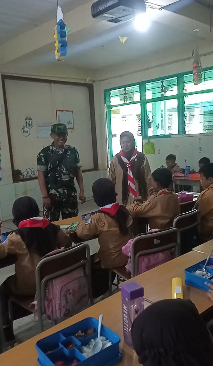 Babinsa Sidosermo Kawal Program Makan Bergizi Gratis di SD Taquma Surabaya