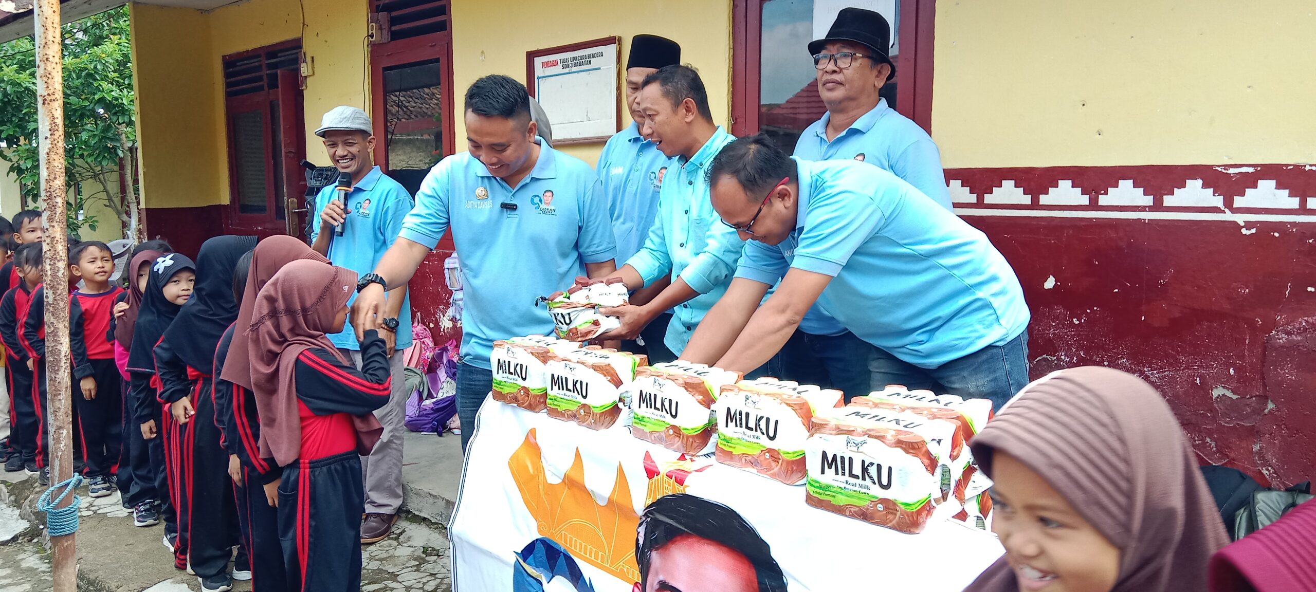 Giat Jum’at Berkah Gibran Center Lamsel Bagikan Susu Geratis Di SDN 2 Babatan