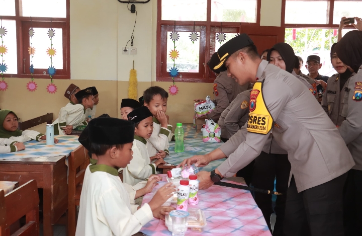 Jumat Berkah, Polres Jember Berbagi Makanan Bergizi Untuk Pelajar Sekolah Dasar