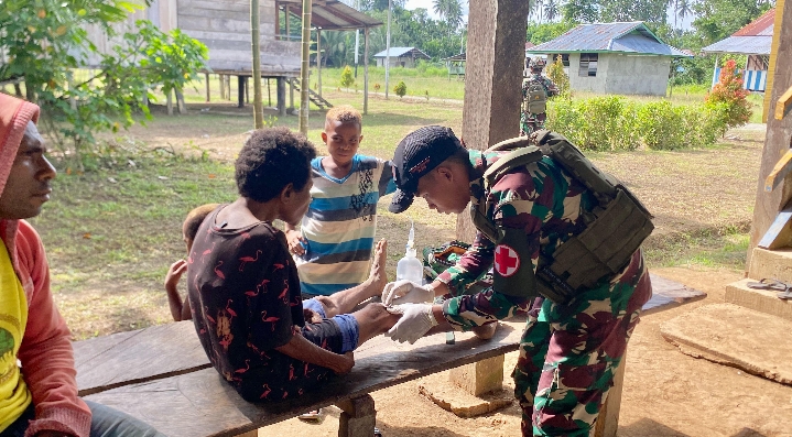Anjangsana Ke Rumah Masyarakat Perbatasan, Pererat Silaturahmi Satgas Yonif 131/BRS Dengan Masyarakat Kampung Scofro