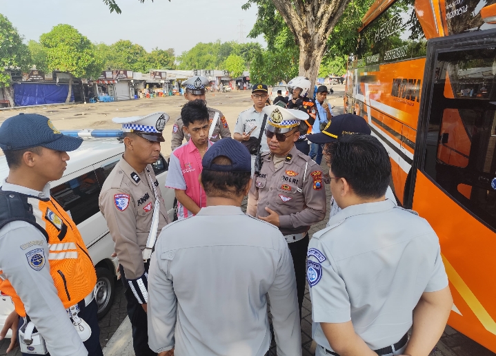 Tingkatkan Keselamatan Polres Gresik Bersama Jasa Raharja dan Dishub Gelar Ramp Check Bus Pariwisata