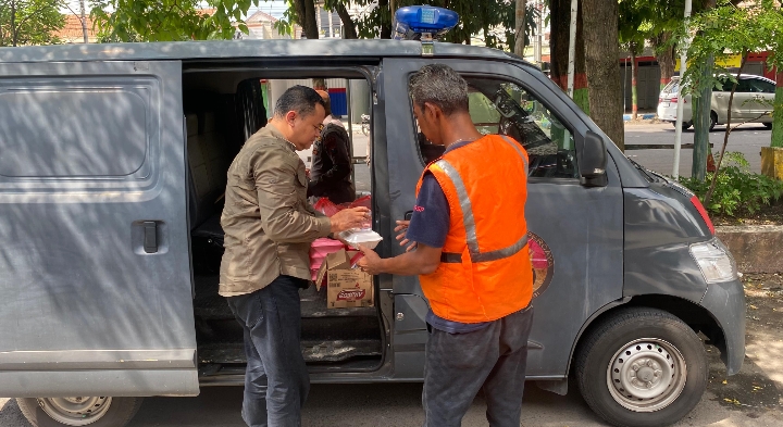 Sihumas Polres Nganjuk Berbagi Nasi Bungkus untuk Warga di Terminal dan Stasiun