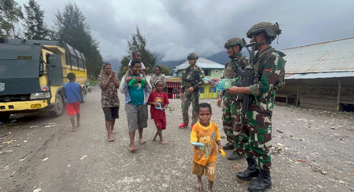 Satgas Buaya Putih Kostrad Bawa Kebahagiaan Untuk Anak-Anak