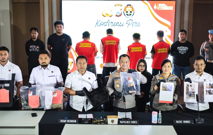 Polrestabes Surabaya Amankan 4 Pelaku Debt Collector, yang Aniaya Pengacara