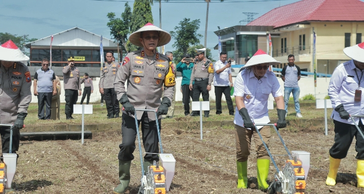 Kapolda Jatim dan Pj.Gubernur Tanam Jagung Serentak 1 Juta Hektar di Blitar Untuk Ketahanan Pangan Nasional