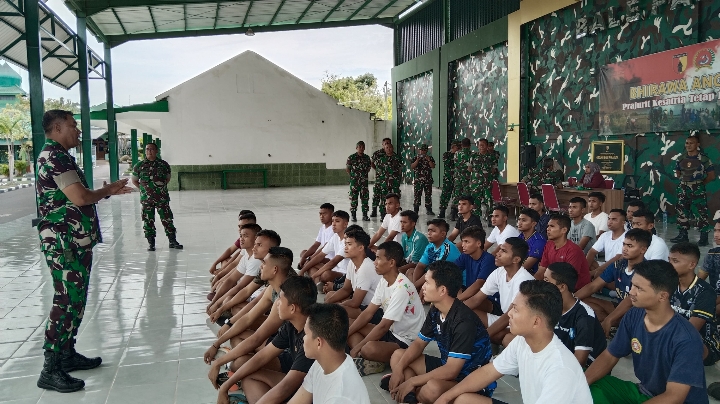 Dandim 0817/Gresik Berikan Motivasi dan Pelatihan Fisik kepada Calon Siswa Tamtama TNI AD