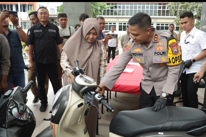 Senyum Seorang Ibu Rumah Tangga di Gresik Saat Polisi Temukan Motor dan Kembalikan Kurang dari 24 Jam