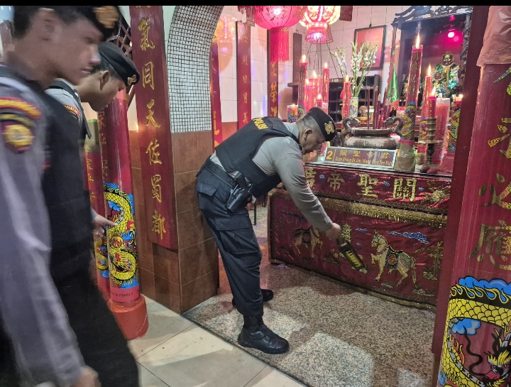 Polisi Lakukan Sterilisasi Klenteng Tjoe Hwie Kiong Kota Kediri, Jamin Keamanan Perayaan Imlek 2576 Kongzili