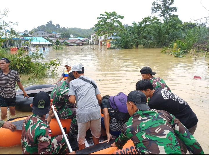 Satgas Pamtas RI-Malaysia Yonkav 12/BC Evakuasi Korban Banjir dan Longsor Di Wilayah Perbatasan.