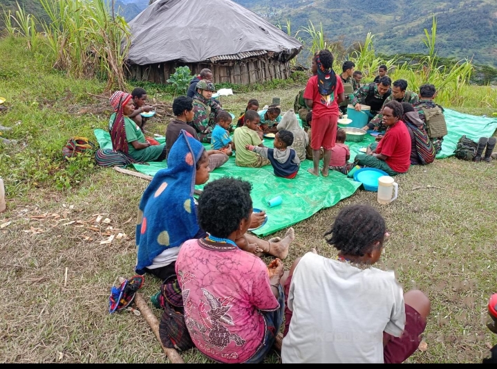 Kehangatan dan Kebersamaan Satgas 323 Buaya Putih Kostrad Bersama Masyarakat