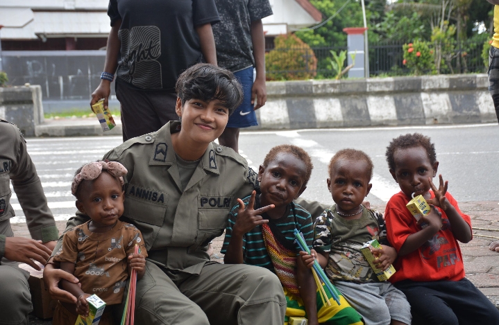 Dukung Tumbuh Kembang Anak Papua, Personel Ops Damai Cartenz-2025 Berbagi Susu Kotak di Mimika