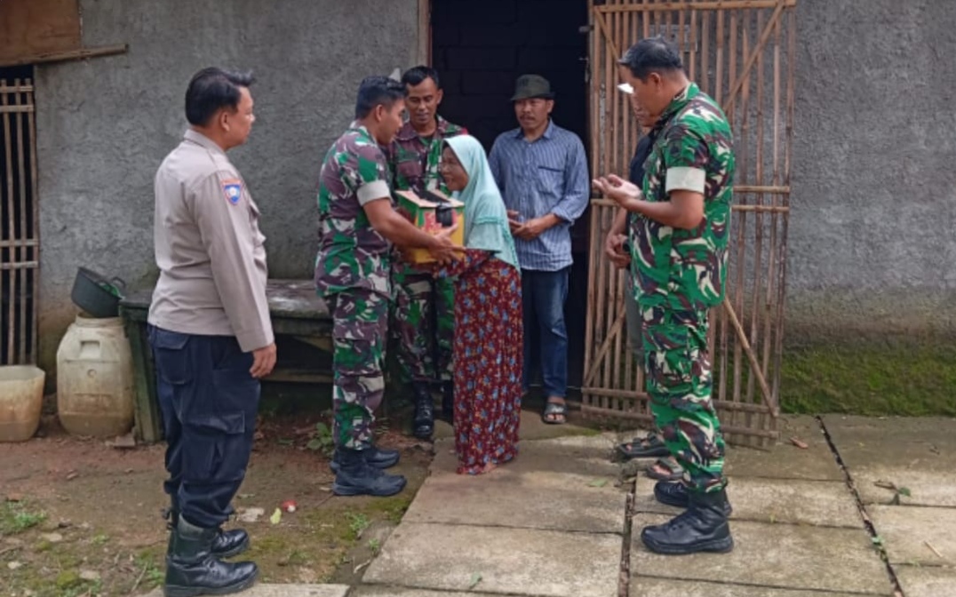 Mbah Kasenah, Lansia Sebatang Kara di Jepara Terima Bantuan dari Program ‘Dompet Peduli Kodim 0719 / Jepara