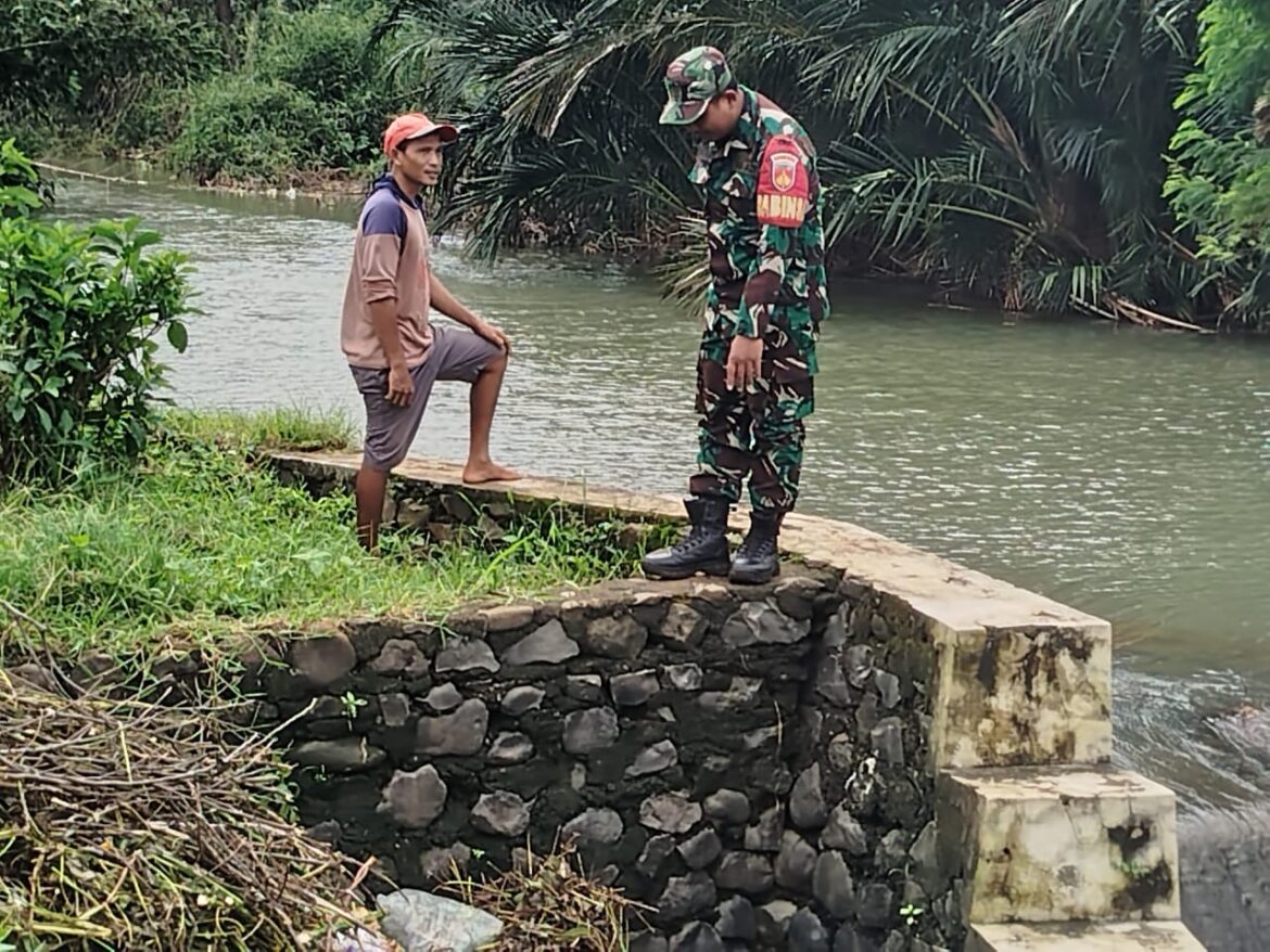 Babinsa Koramil 07 / Bangsri Dampingi Petani dan Cek Infrastruktur Pertanian di Desa Kancilan