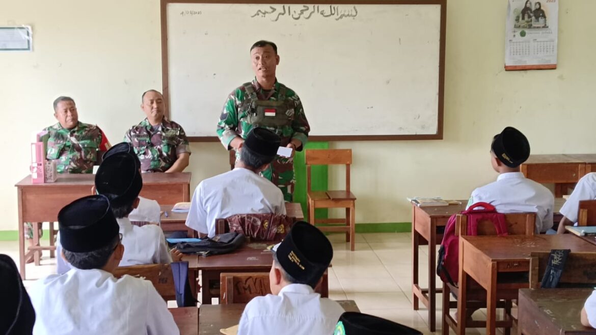 Babinsa Kodim 0719 / Jepara Sosialisasikan Perekrutan TNI AD di MA Mambaul Ulum Buaran
