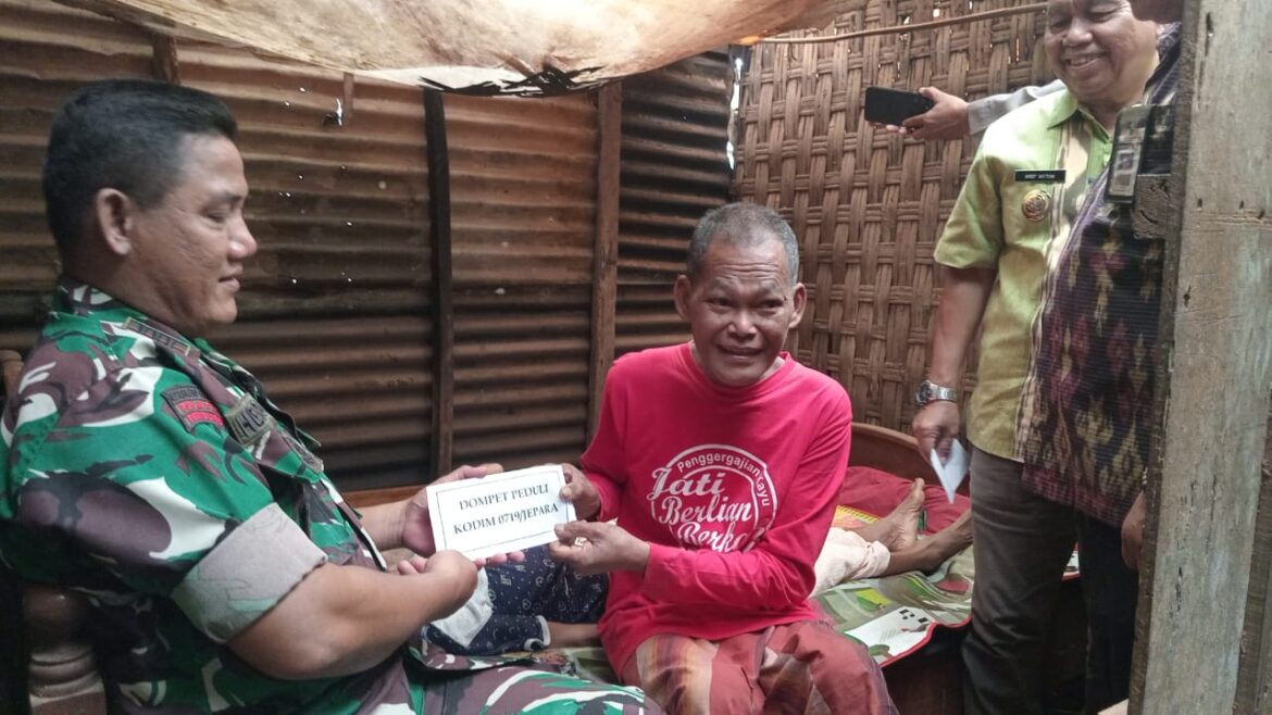 Program Dompet Peduli Kodim 0719 / Jepara Dalam Aksi ke 15 Diberikan kepada Seorang Ibu Hidup Sendiri dan Sedang Sakit