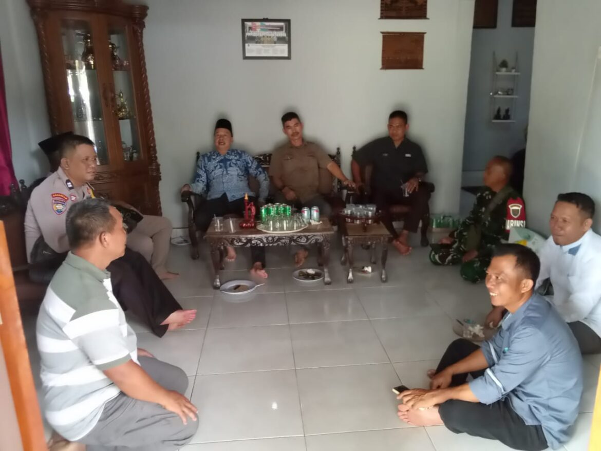 Kapolsek Muara Kuang Sambangi Desa kayu ara kec. Rambang kuang kuang Tingkatkan Silaturahmi dan Keamanan Wilayah