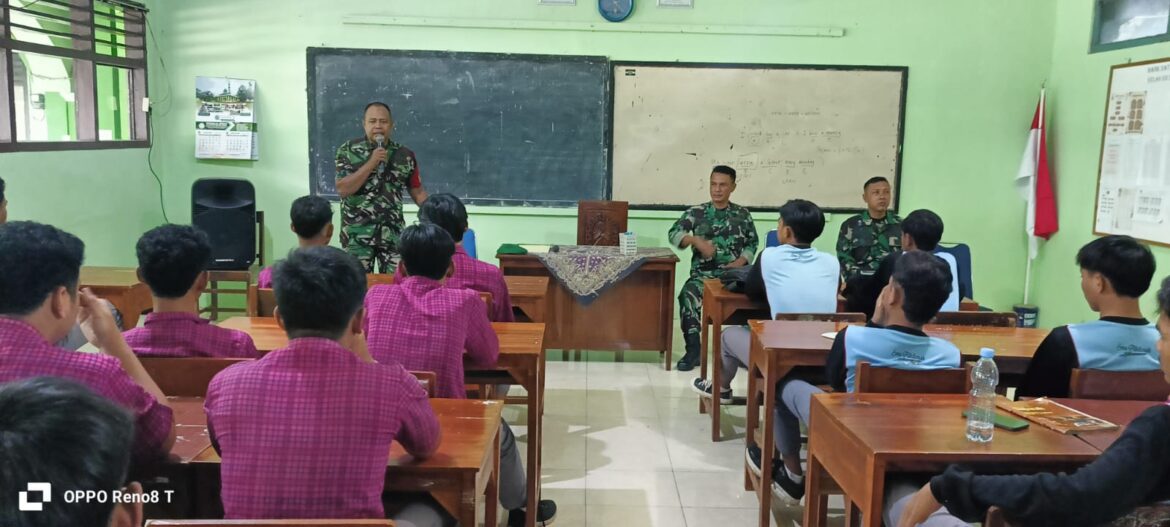 Babinsa Kodim 0719 / Jepara Berikan Sosialisasi Perekrutan TNI AD di SMA Al-Hikmah Mayong