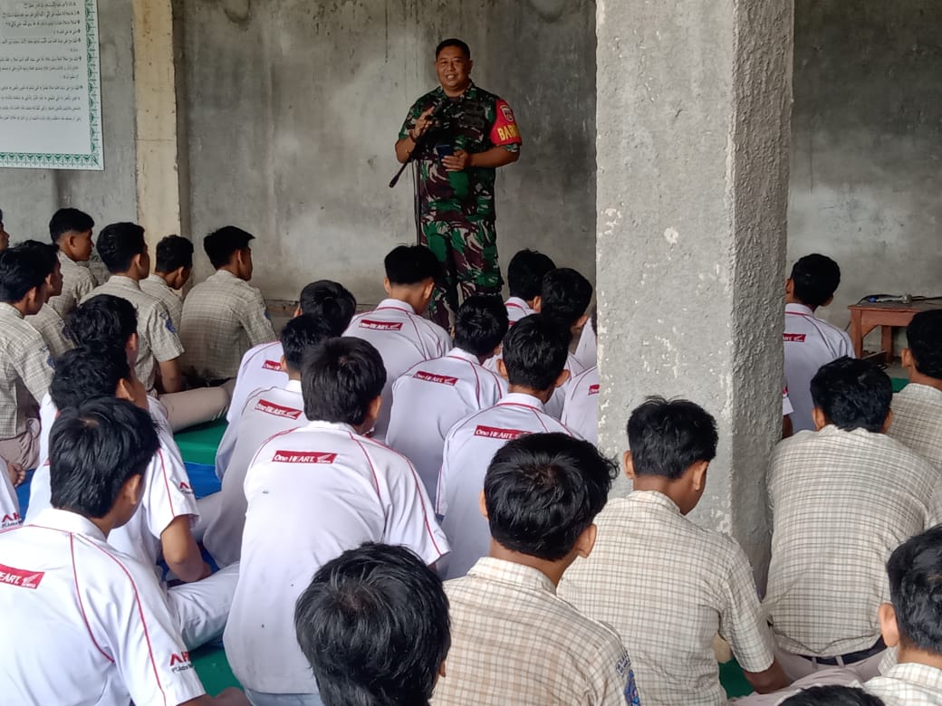 Babinsa Kodim 0719 / Jepara Sosialisasikan Penerimaan CATA PK TNI AD di SMK Islam Al Hikmah 2 Welahan