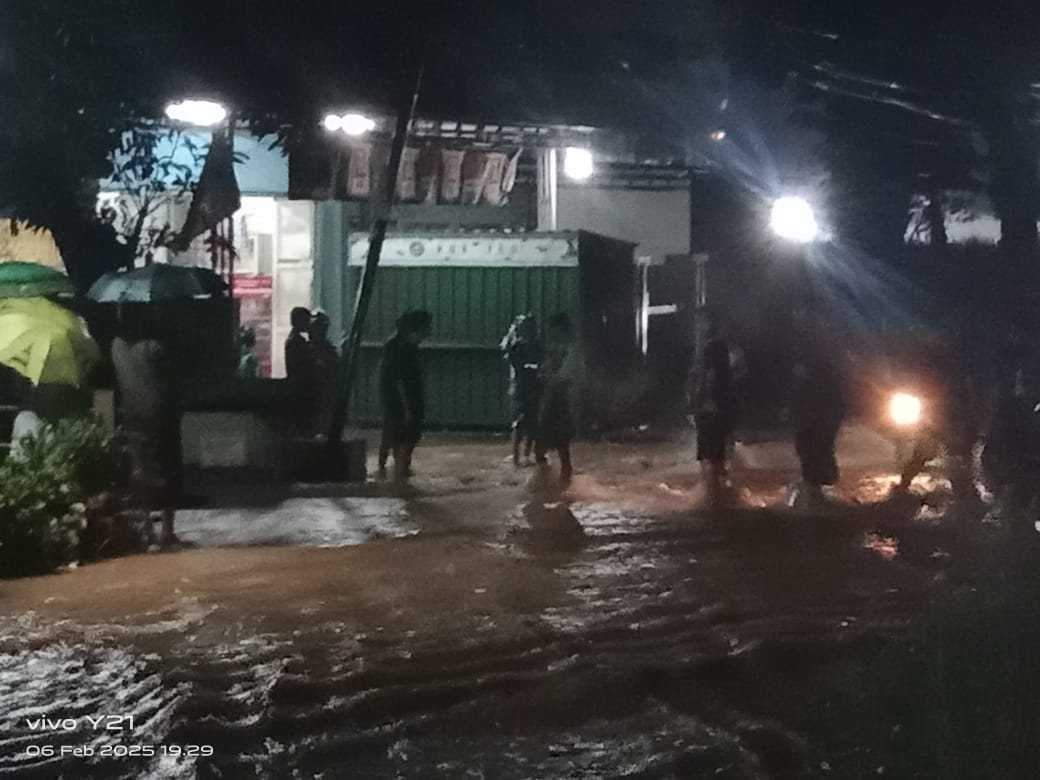 Babinsa Koramil 05 / Mayong Lakukan Pemantauan Banjir di Depan Pasar Daren