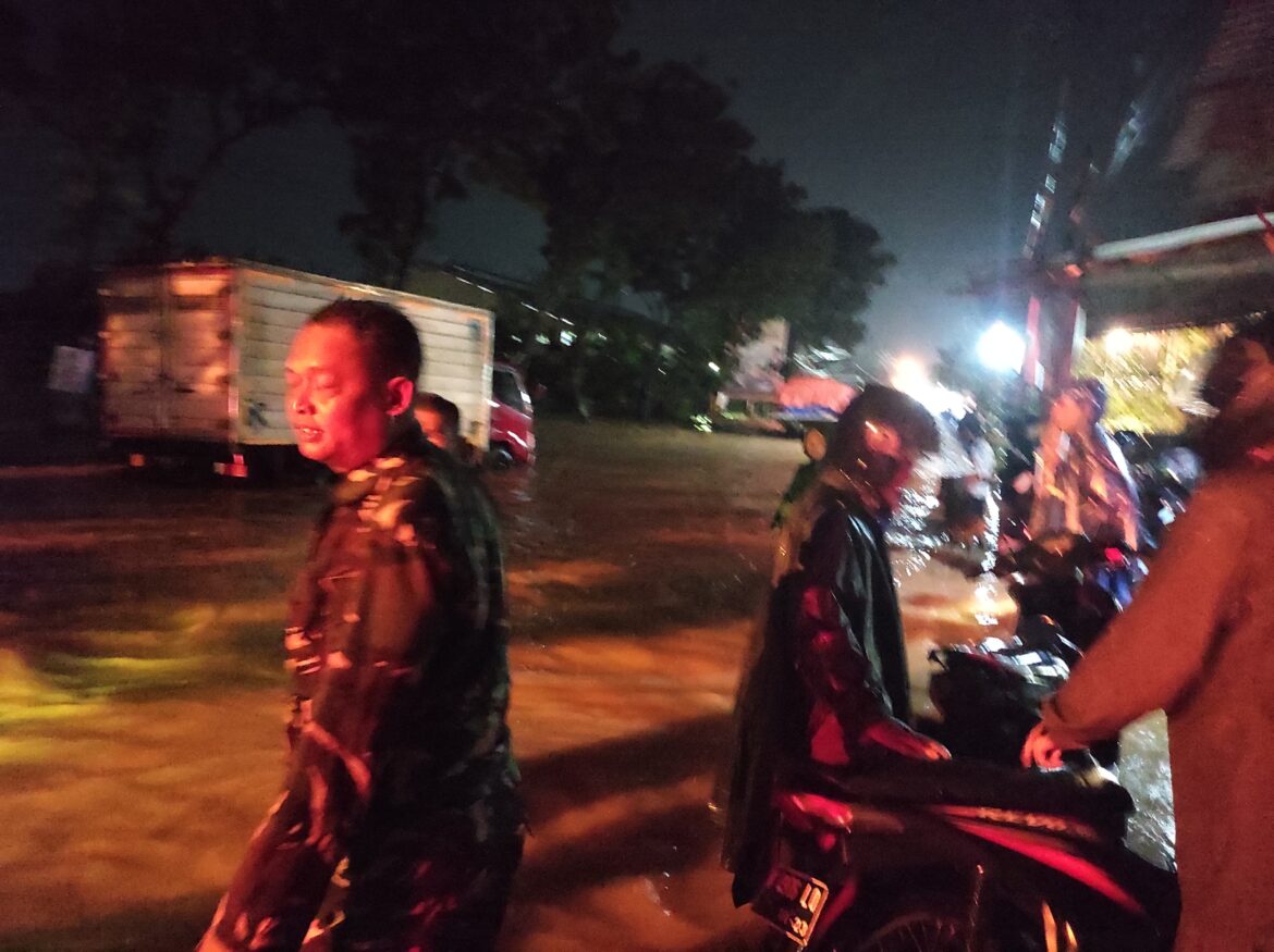 Babinsa Kodim 0719 / Jepara Monitoring Banjir di Mayong, Jalan Tergenang, dan Tak Dapat di Lalui Sepeda Motor