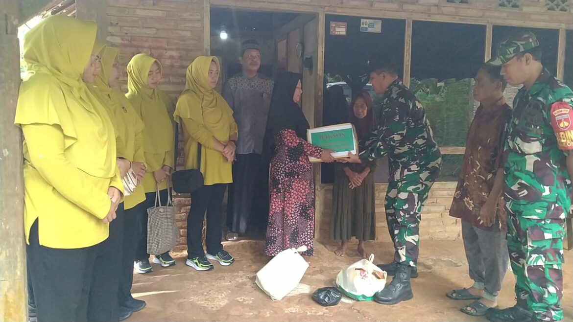 Prajurit Kodim 0719 / Jepara Peduli Warga Tuna Netra di Desa Srobyong