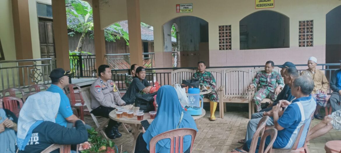 Hujan Lebat Bukan Penghalang, Aksi ke 317 Program “Resik-Resik Masjid” , Tetap Dilaksanakan