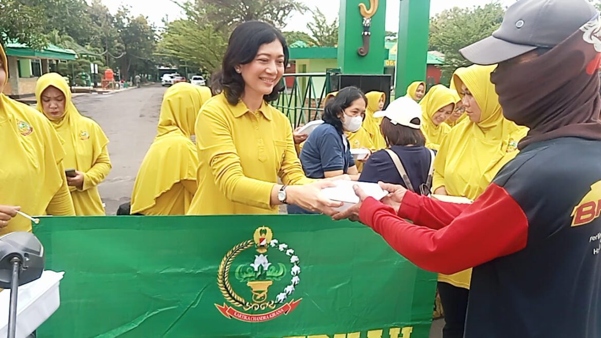 Persit KCK Cab. XXV Kodim 0614 / Kota Cirebon Gelar Kegiatan Jumat Berkah Bersama GMFKPPI, Paguyuban Payung Suci, dan Komunitas KCKC